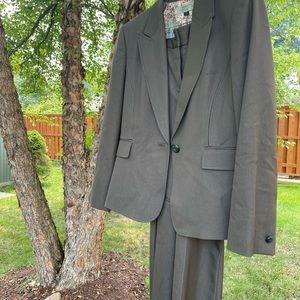 ✨Tahari 16W Taupe Pants Suit✨